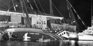 Le-Rainbow-Warrior-couch-sur-c-t-dans-port-d-Auckland