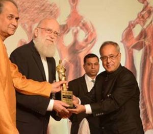 jean-marie-muller-recoit-son-prix-red-survol